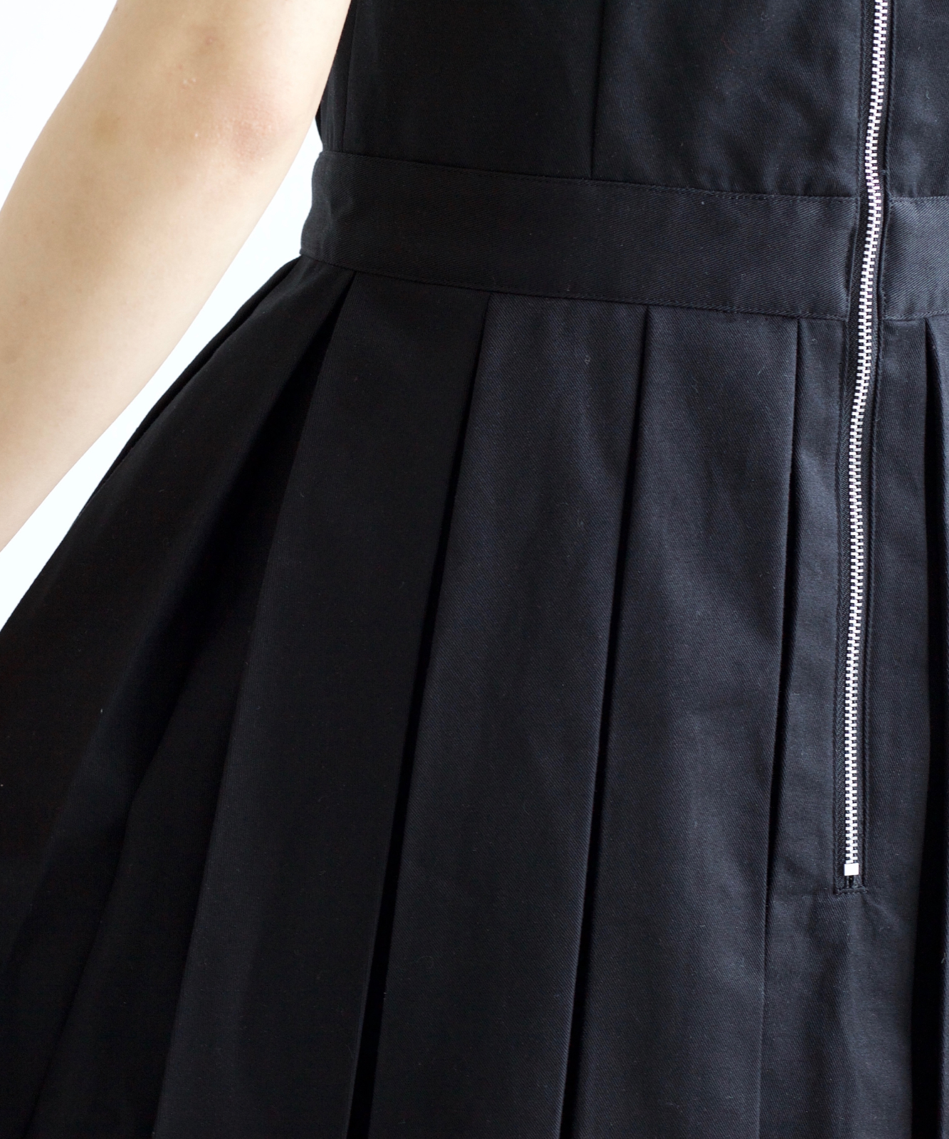 ≪在庫販売≫【THE DRESS #12】no sleeve tuck one piece (ノースリーブタックワンピース)