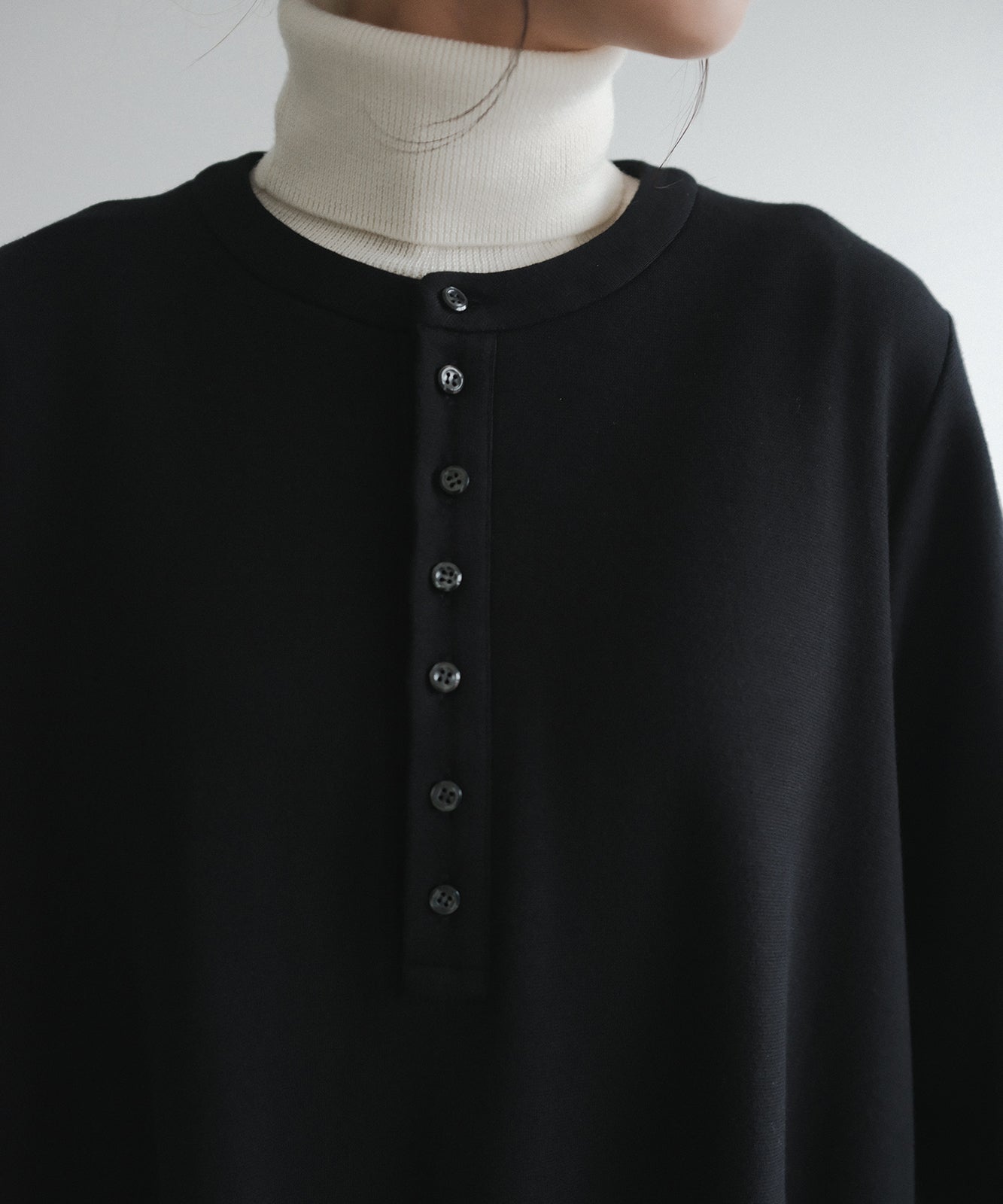 ≪在庫販売≫henley neck volume sleeve one piece(ヘンリーネックボリュームスリーブワンピース)- 黒 - ≪2023年10月11日15:00販売開始≫