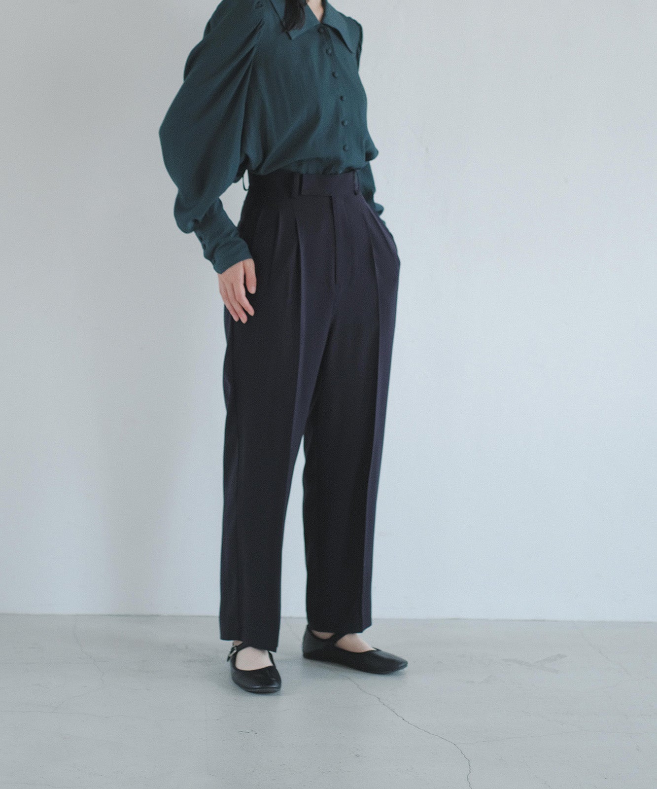 ≪在庫販売≫toro tuck slacks（トロタックスラックス）- ネイビー -