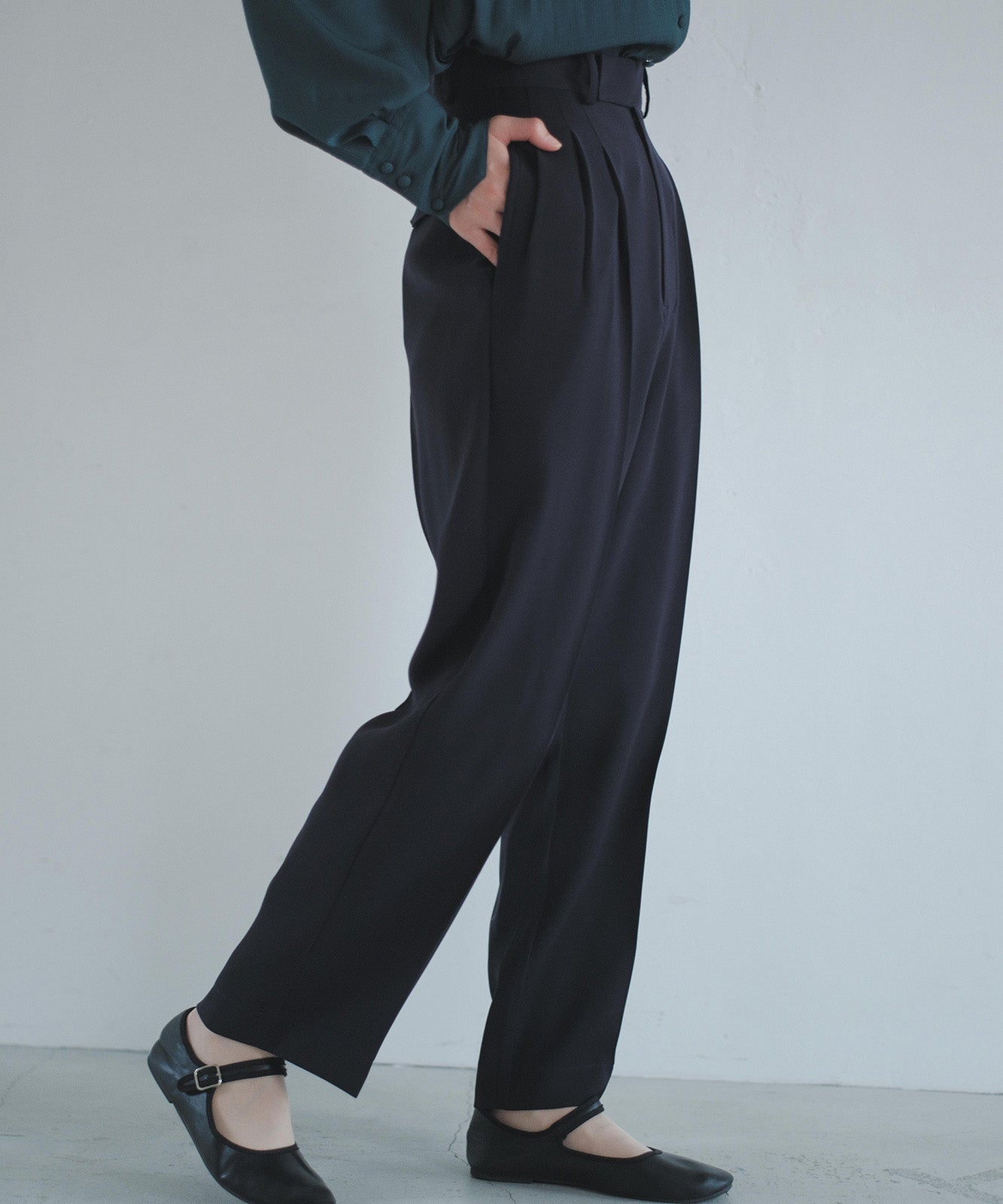 ≪在庫販売≫toro tuck slacks（トロタックスラックス）- ネイビー -