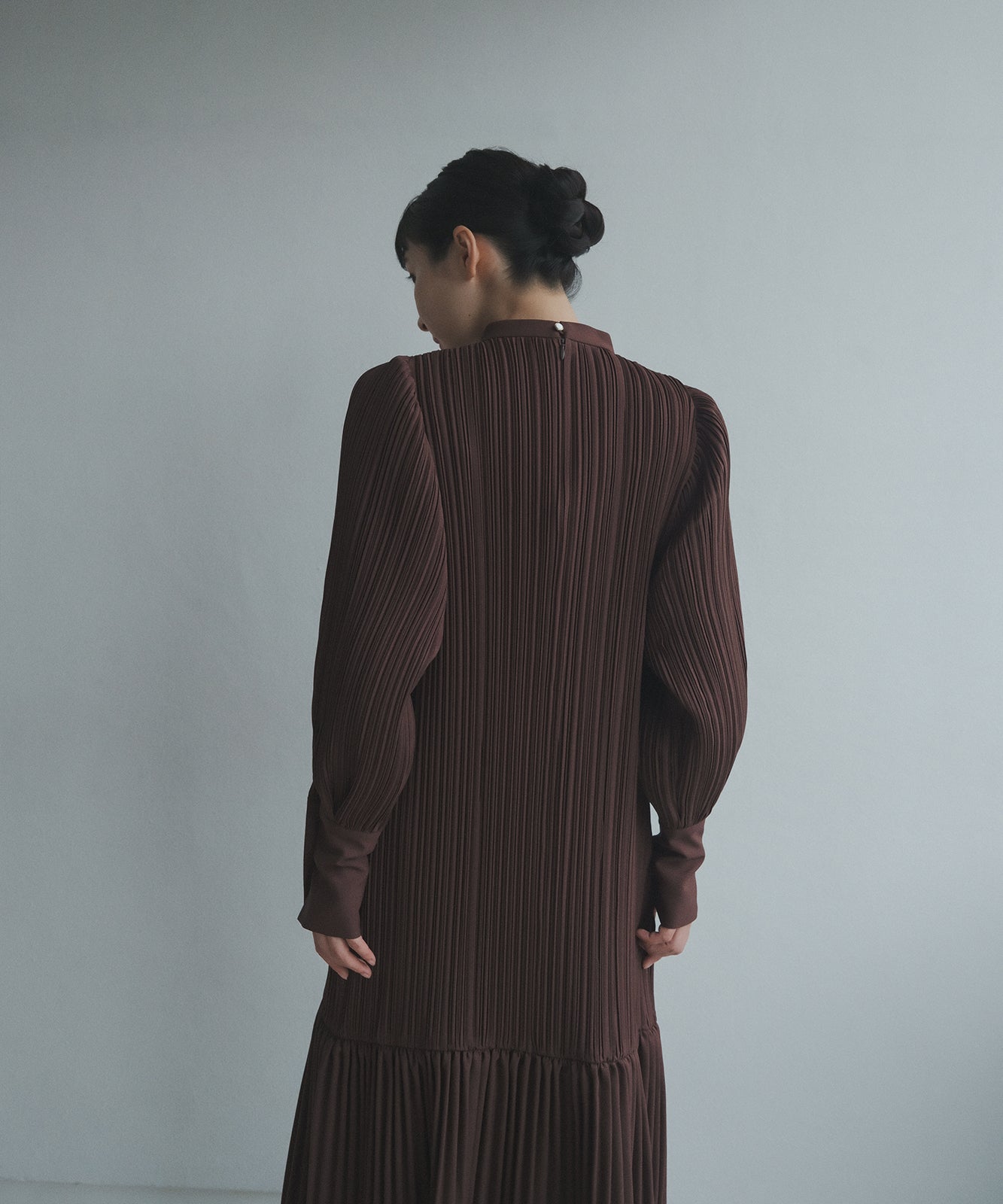 ≪予約販売≫stand collar twill pleats onepiece(スタンドカラーツイルプリーツワンピース)ブラウン ≪2023年7月12日21:00販売開始≫≪2023年10月下旬発送予定≫