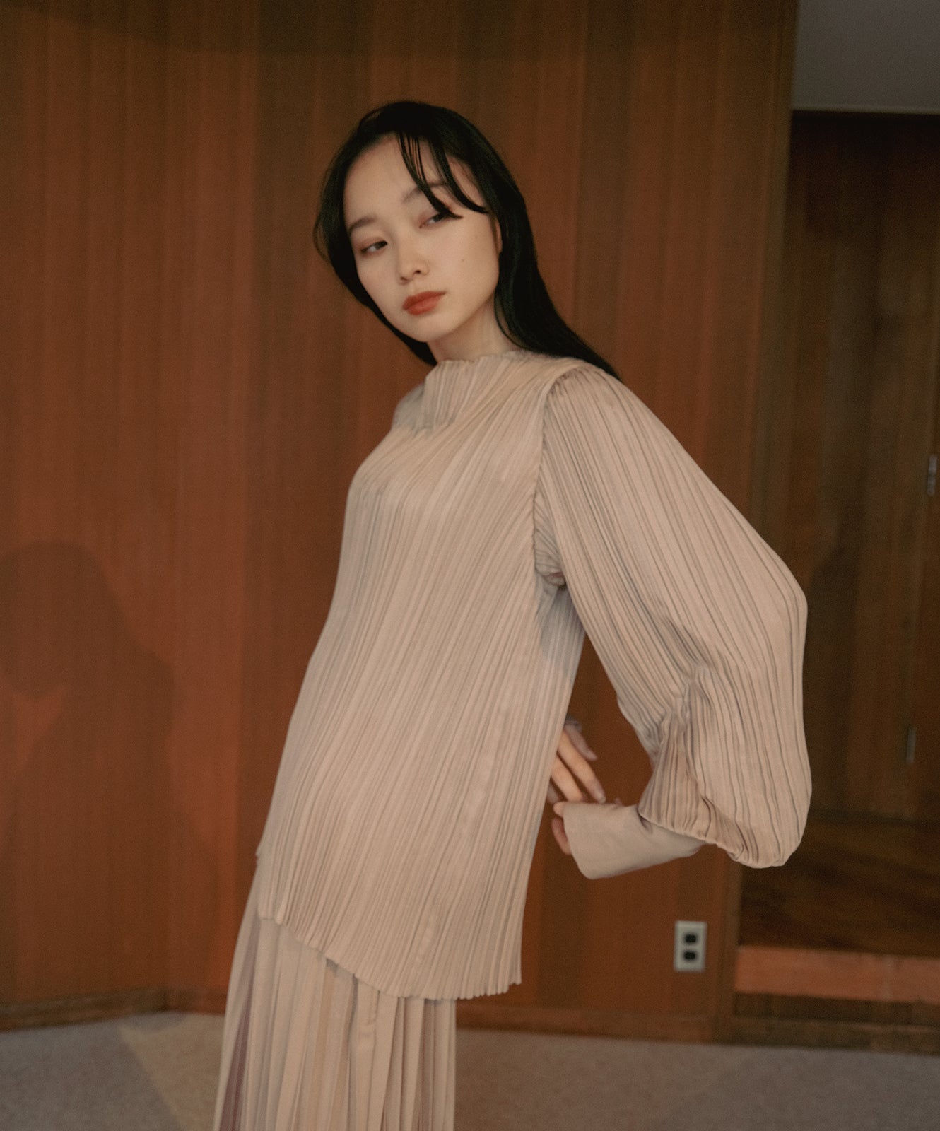 ≪予約販売≫pleats classic blouse(プリーツクラシックブラウス)シャンパンベージュ≪2023年6月28日21:00販売開始≫≪2023年9月下旬発送予定≫