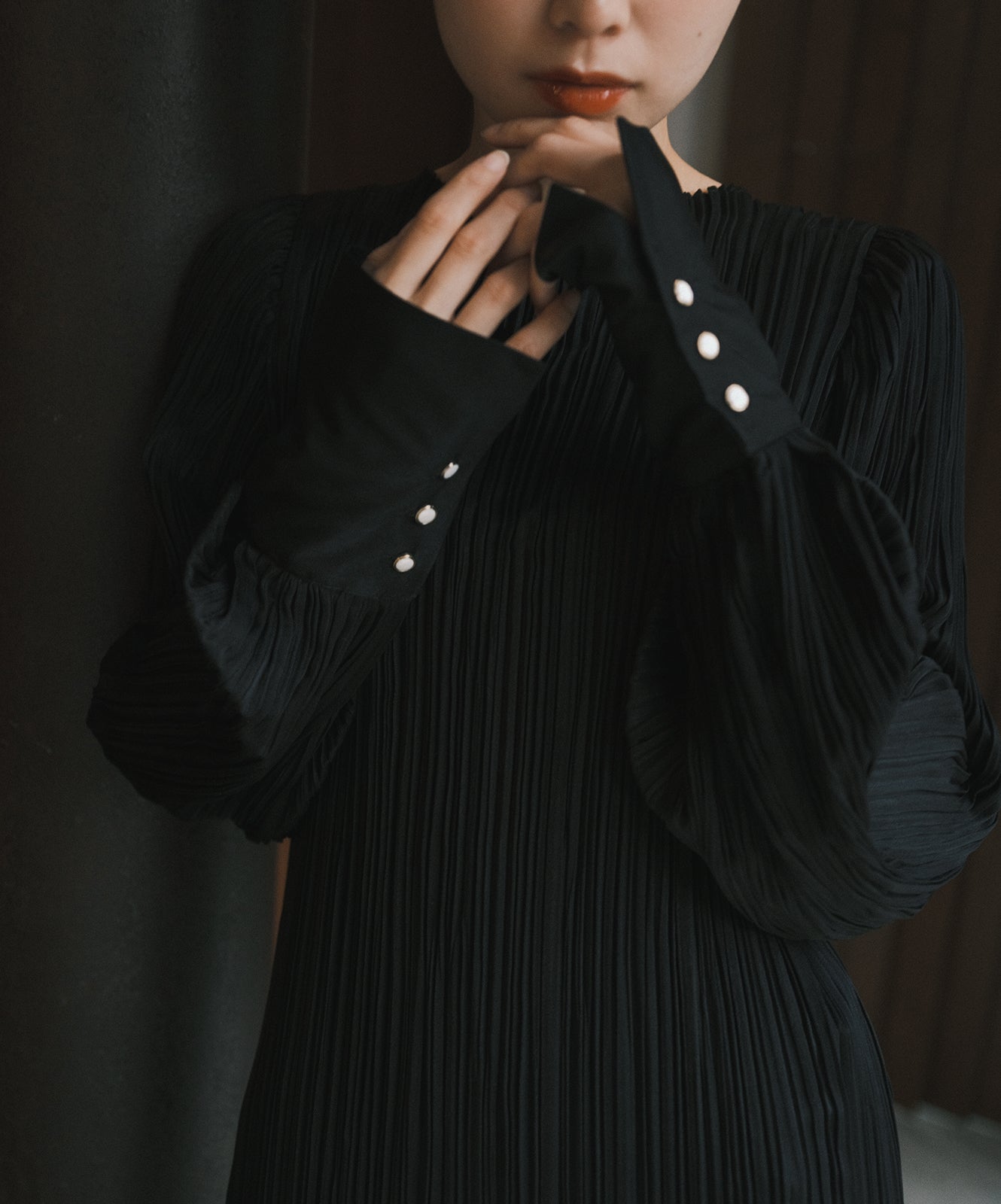 ≪予約販売≫pleats classic blouse(プリーツクラシックブラウス)黒 ≪2023年6月28日21:00販売開始≫≪2023年9月下旬発送予定≫