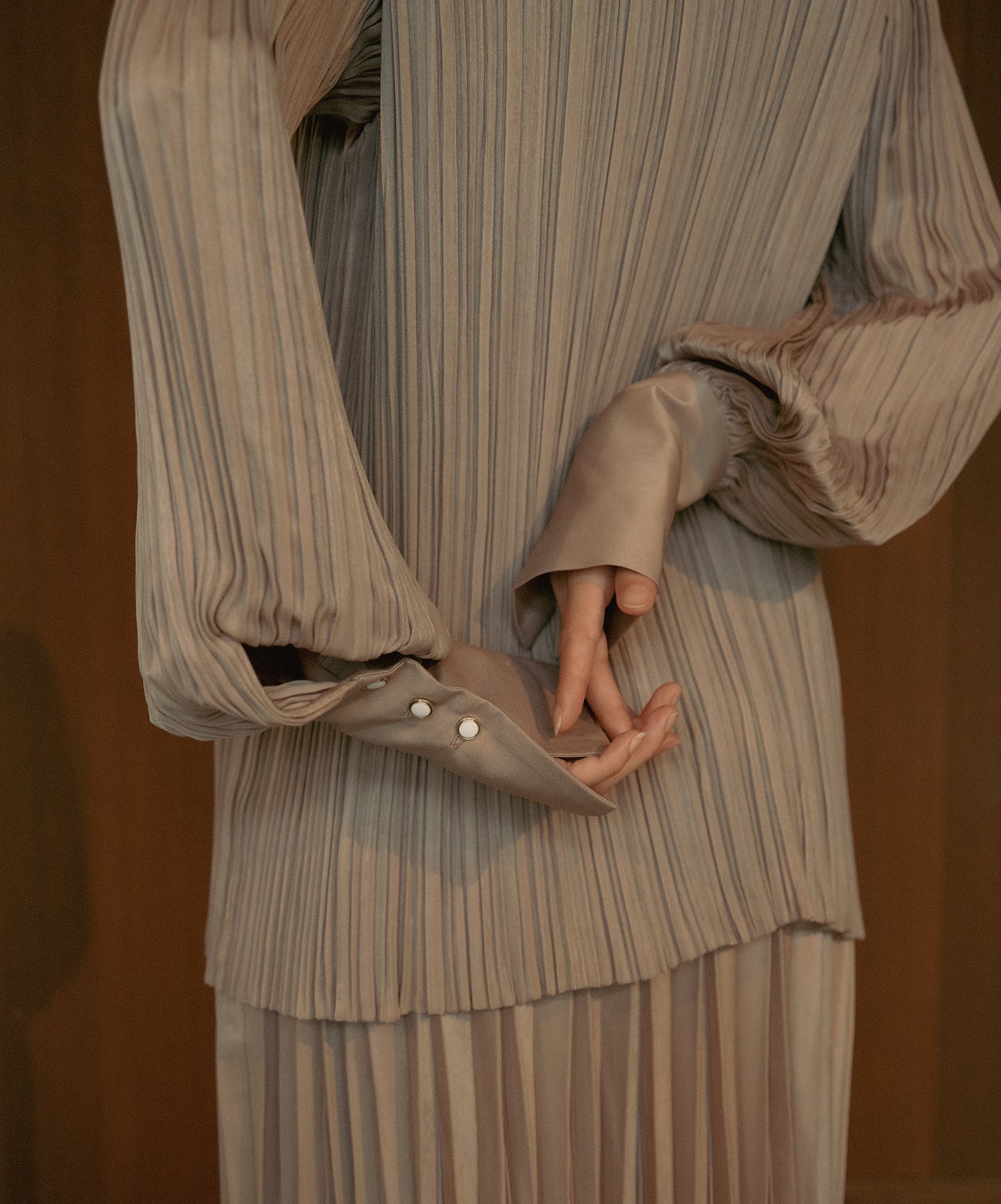 ≪予約販売≫pleats classic blouse(プリーツクラシックブラウス)シャンパンベージュ≪2023年6月28日21:00販売開始≫≪2023年9月下旬発送予定≫
