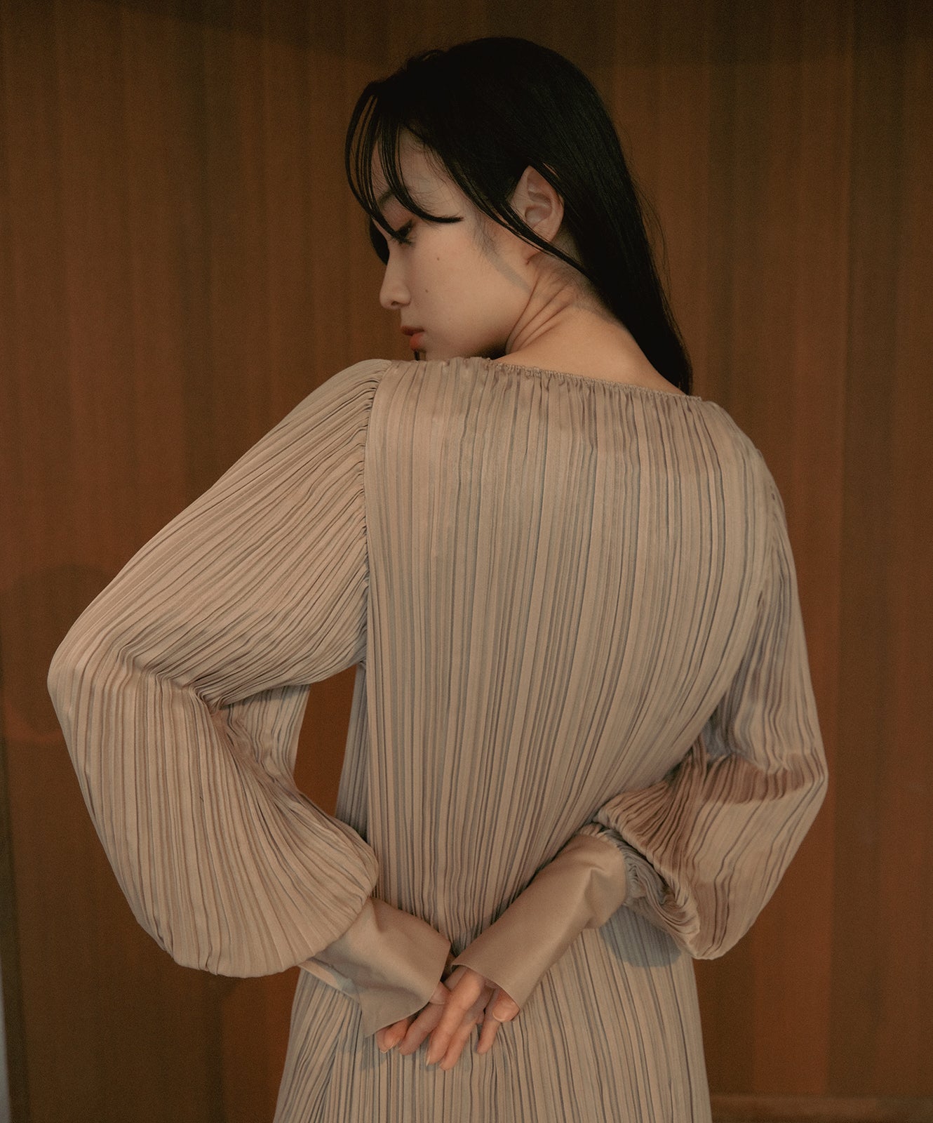 ≪予約販売≫pleats classic blouse(プリーツクラシックブラウス)シャンパンベージュ≪2023年6月28日21:00販売開始≫≪2023年9月下旬発送予定≫