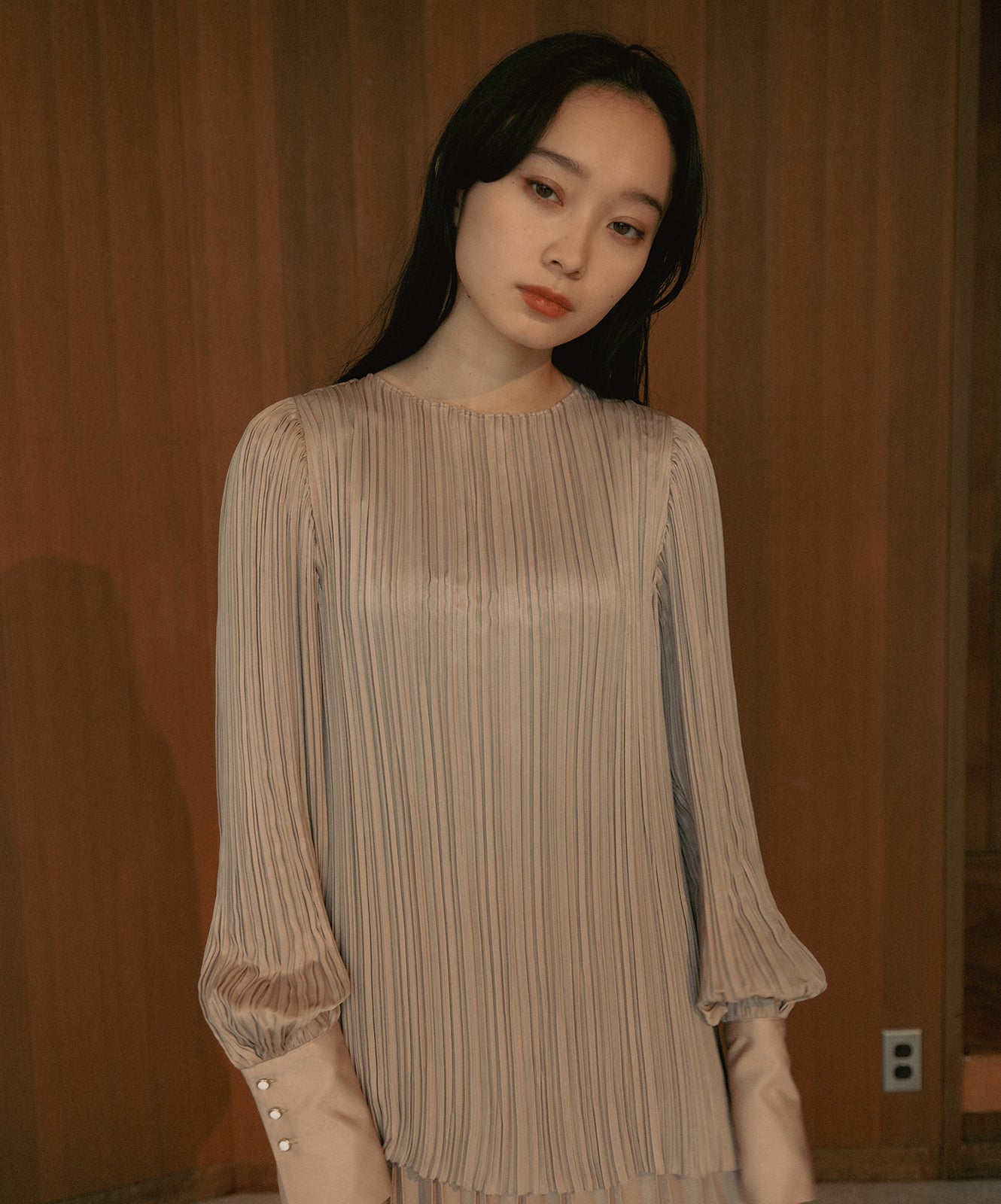 ≪予約販売≫pleats classic blouse(プリーツクラシックブラウス)シャンパンベージュ≪2023年6月28日21:00販売開始≫≪2023年9月下旬発送予定≫