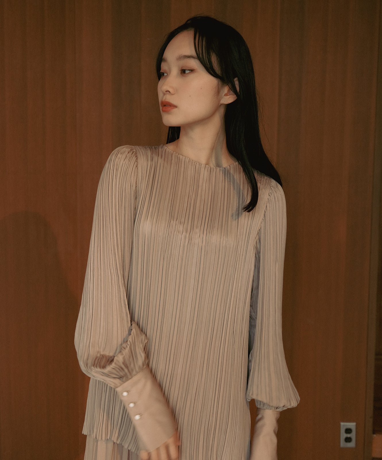 ≪予約販売≫pleats classic blouse(プリーツクラシックブラウス)シャンパンベージュ≪2023年6月28日21:00販売開始≫≪2023年9月下旬発送予定≫