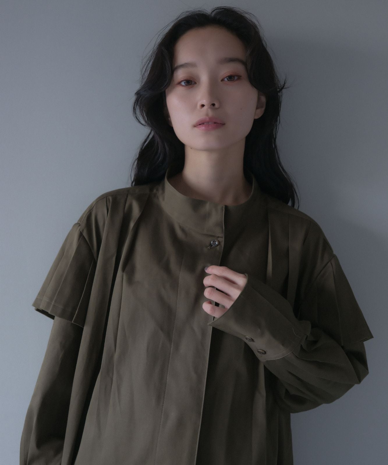 ≪予約販売≫Slub broken twill tuck blouse(スラブブロークンツイルタックブラウス)≪2023年8月30日15:00販売開始≫≪2023年11月下旬発送予定≫