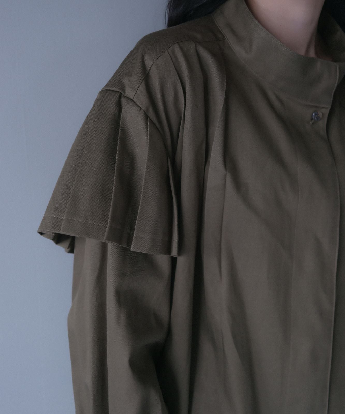 ≪予約販売≫Slub broken twill tuck blouse(スラブブロークンツイルタックブラウス)≪2023年8月30日15:00販売開始≫≪2023年11月下旬発送予定≫