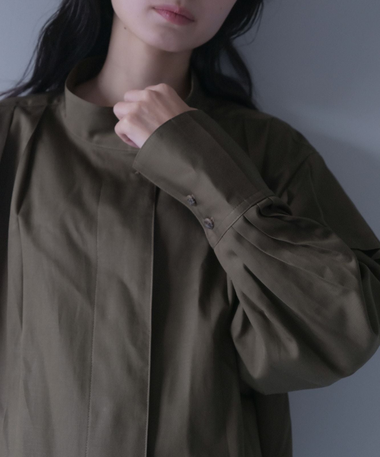 ≪予約販売≫Slub broken twill tuck blouse(スラブブロークンツイルタックブラウス)≪2023年8月30日15:00販売開始≫≪2023年11月下旬発送予定≫