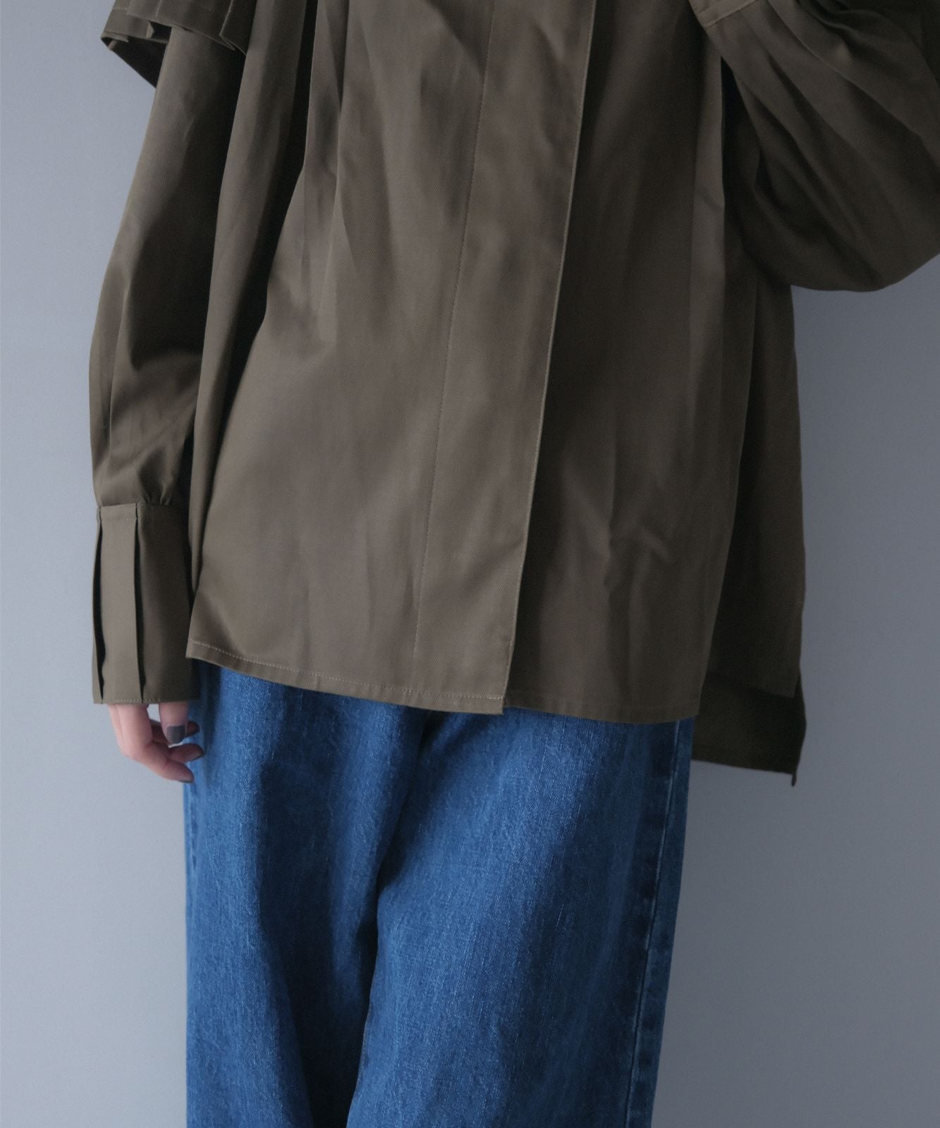 ≪予約販売≫Slub broken twill tuck blouse(スラブブロークンツイルタックブラウス)≪2023年8月30日15:00販売開始≫≪2023年11月下旬発送予定≫