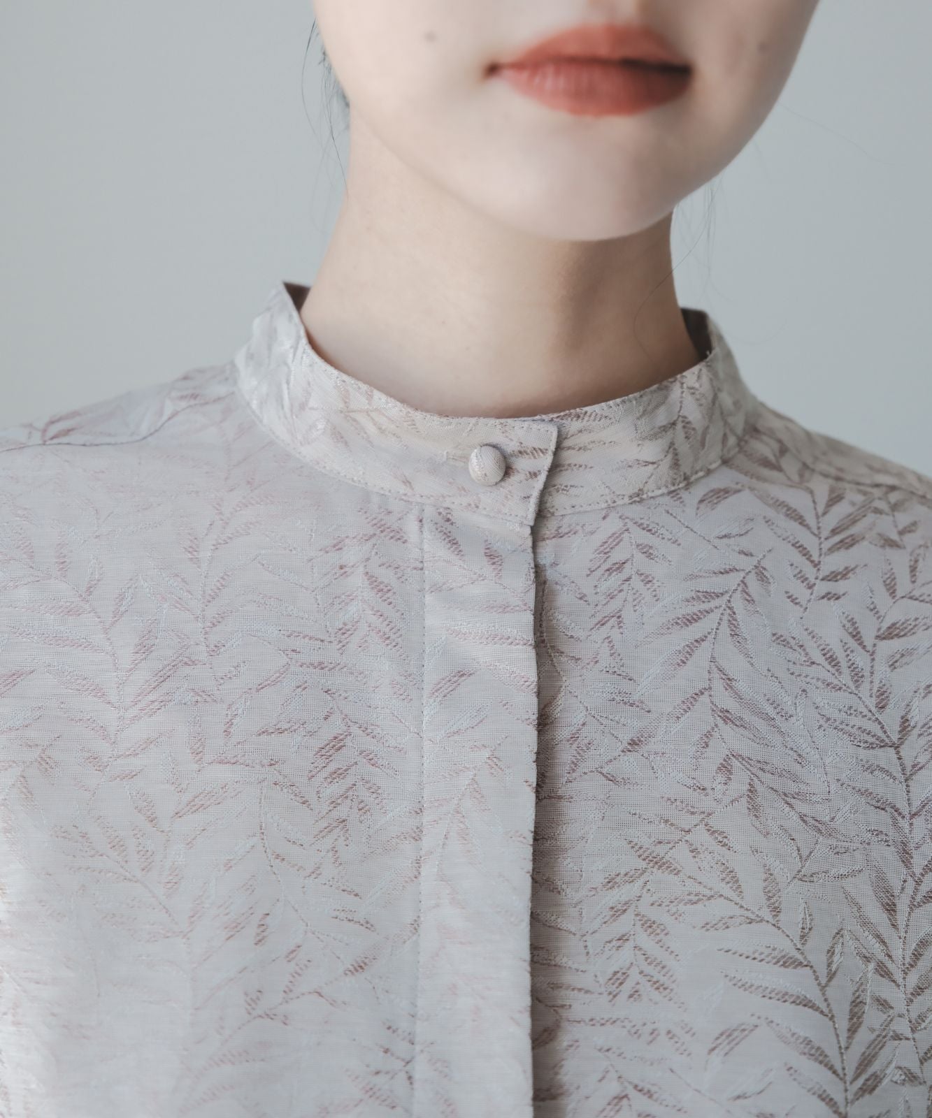 ≪予約販売≫stand collar jacquard blouse(スタンドカラージャカードブラウス)≪2023年8月22日19:00販売開始≫≪2023年11月下旬発送予定≫