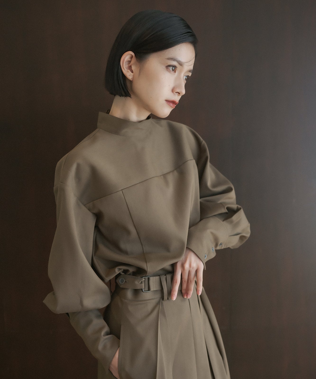 ≪予約販売≫high neck twill chambray blouse(ハイネックツイルシャンブレーブラウス)≪2023年7月24日21:00販売開始≫≪2023年11月上旬発送予定≫