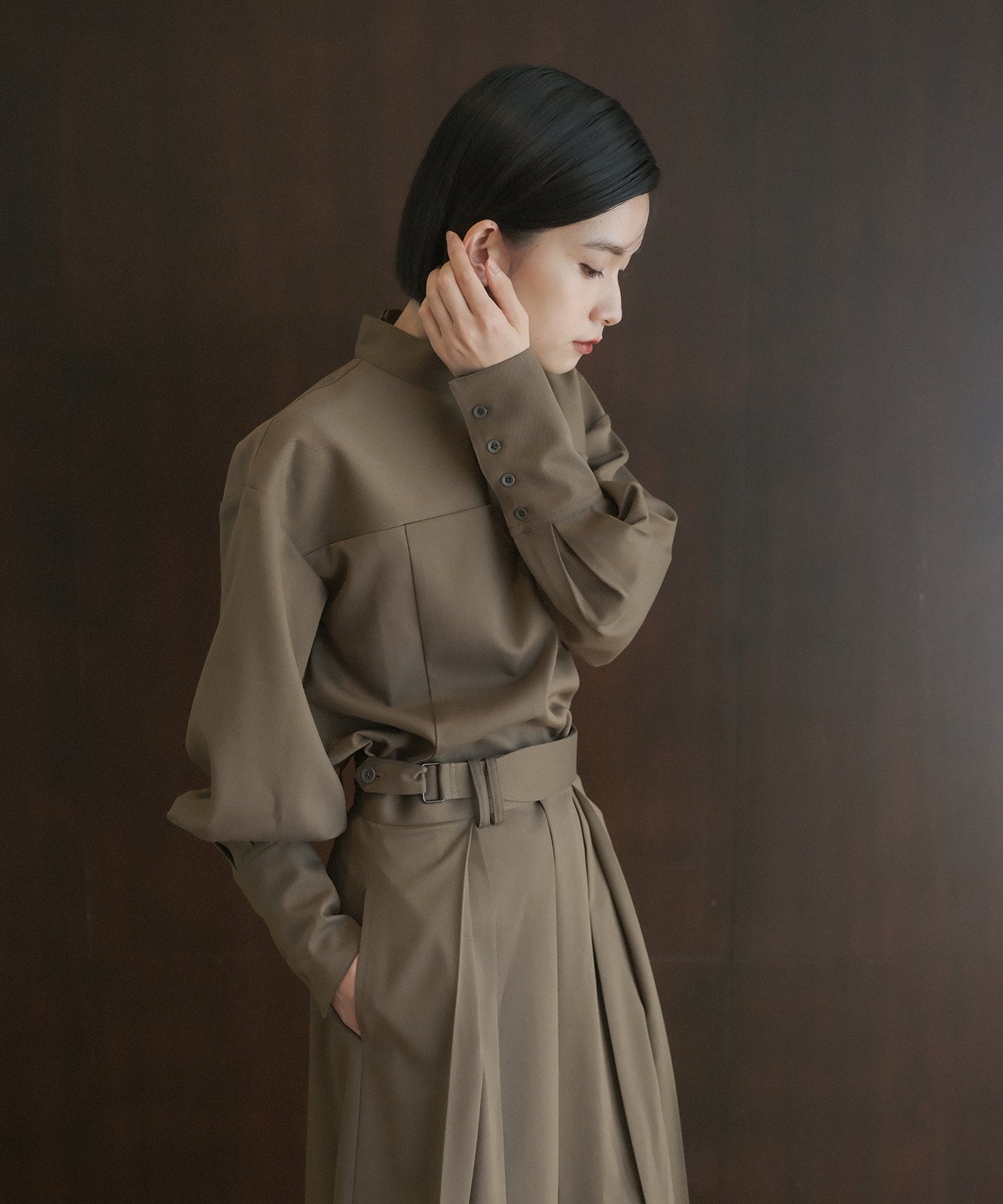 ≪予約販売≫high neck twill chambray blouse(ハイネックツイルシャンブレーブラウス)≪2023年7月24日21:00販売開始≫≪2023年11月上旬発送予定≫