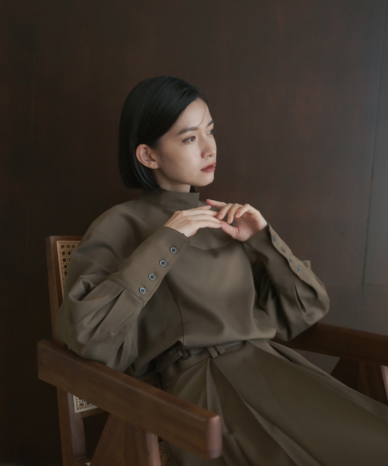 ≪予約販売≫high neck twill chambray blouse(ハイネックツイルシャンブレーブラウス)≪2023年7月24日21:00販売開始≫≪2023年11月上旬発送予定≫