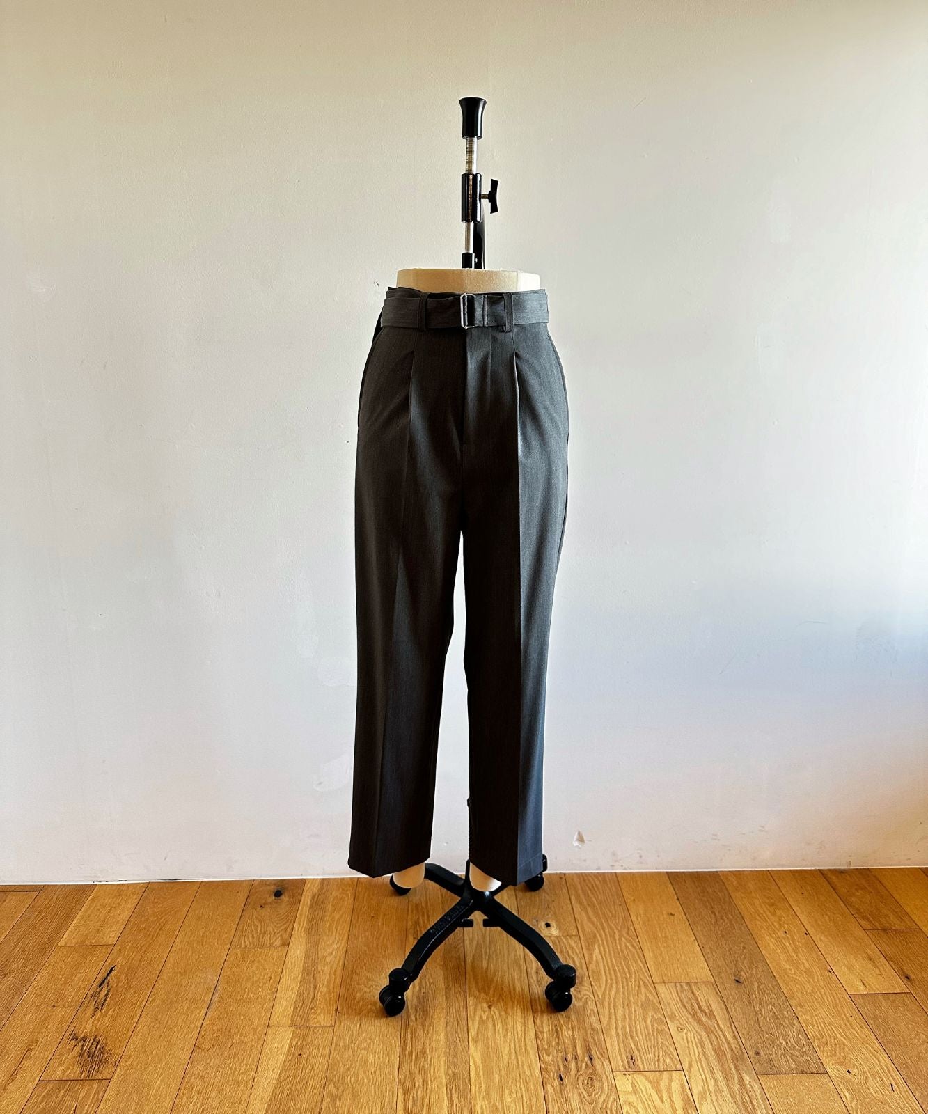 ≪在庫販売≫argan belted tapered slacks（アルガンベルテッドテーパードスラックス）