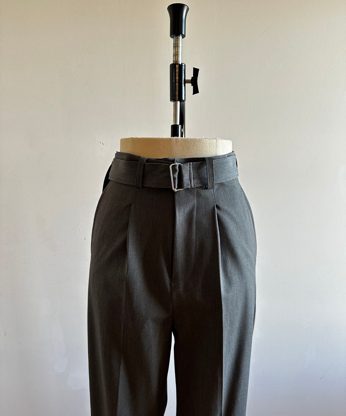 ≪在庫販売≫argan belted tapered slacks（アルガンベルテッドテーパードスラックス）