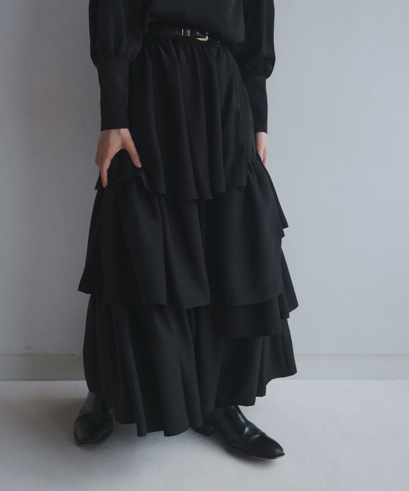 ≪予約販売≫black satin volume tiered skirt(ブラックサテンボリュームティアードスカート)≪2023年7月10日21:00販売開始≫≪2023年9月下旬発送予定≫
