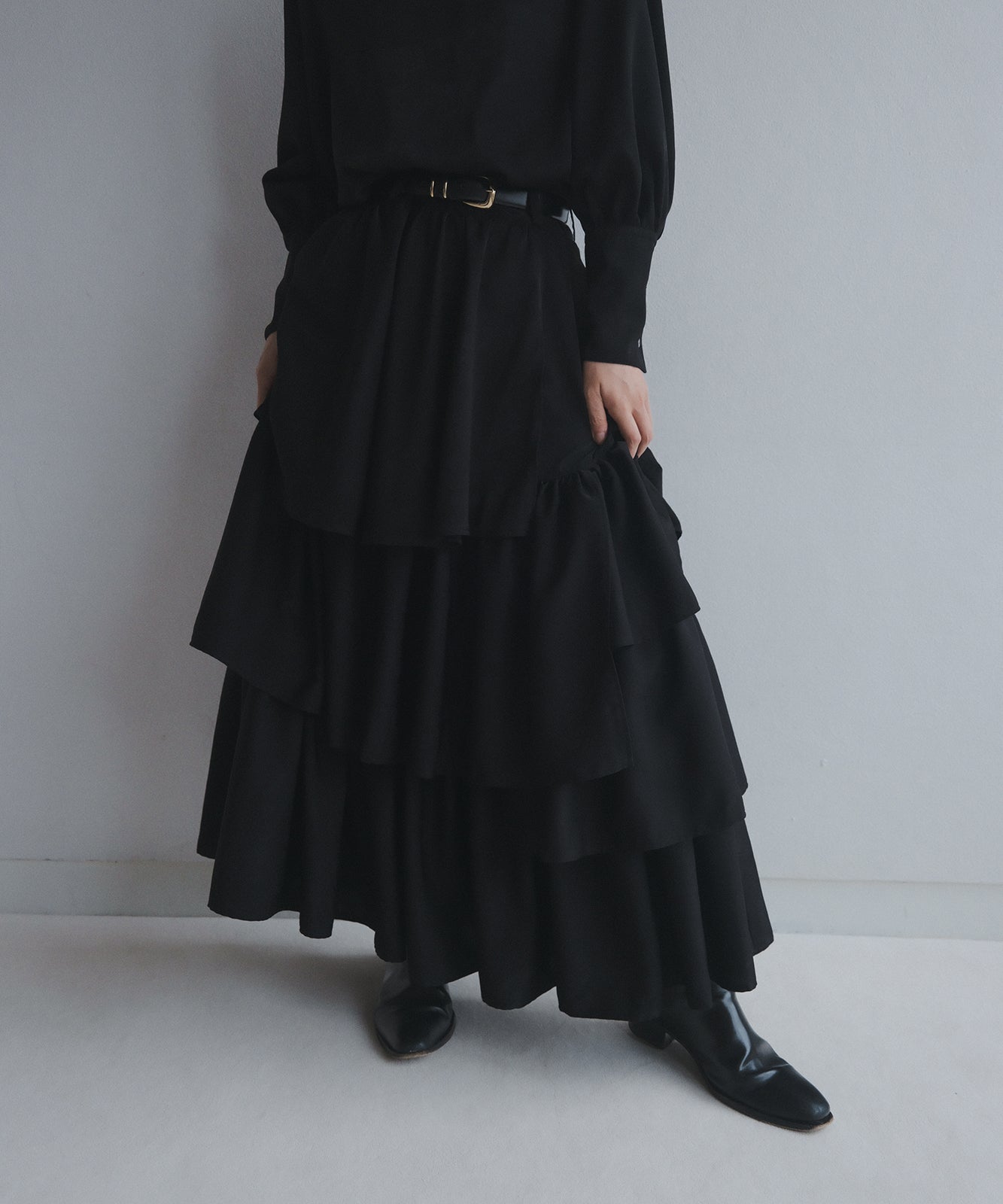 ≪予約販売≫black satin volume tiered skirt(ブラックサテンボリュームティアードスカート)≪2023年7月10日21:00販売開始≫≪2023年9月下旬発送予定≫