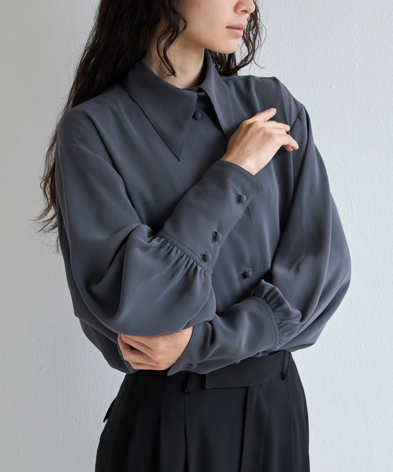 ≪通常販売≫classical easy satin blouse (クラシカルイージーサテンブラウス)≪2026年8月17日12:00販売開始≫