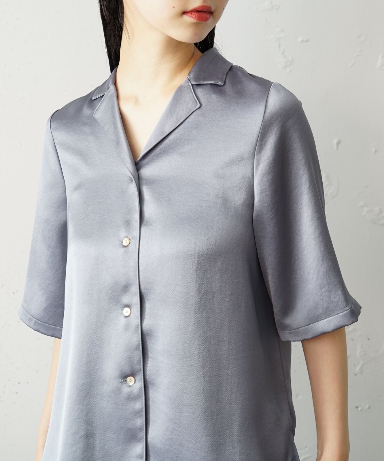 ≪在庫販売≫open collar satin blouse（オープンカラーサテンブラウス