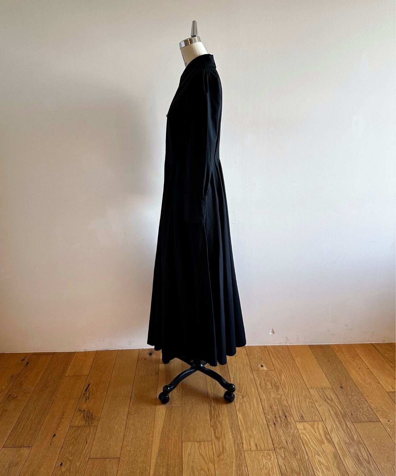 ≪在庫販売≫【THE DRESS #18】big collar black button dress（ビッグカラーブラックボタンドレス） – THE  MUSEUM foufou