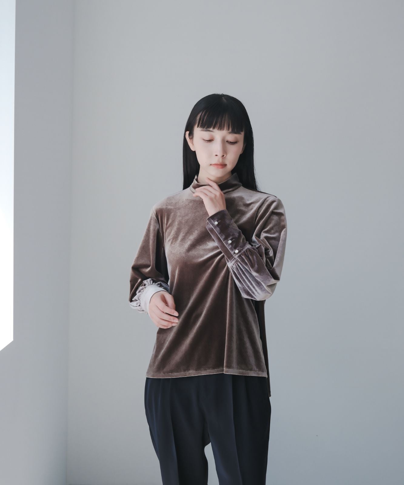 ≪在庫販売≫velour high neck dress shirts（ベロアハイネックドレスシャツ）- グレージュ - ≪2023年9月22日15:00販売開始≫