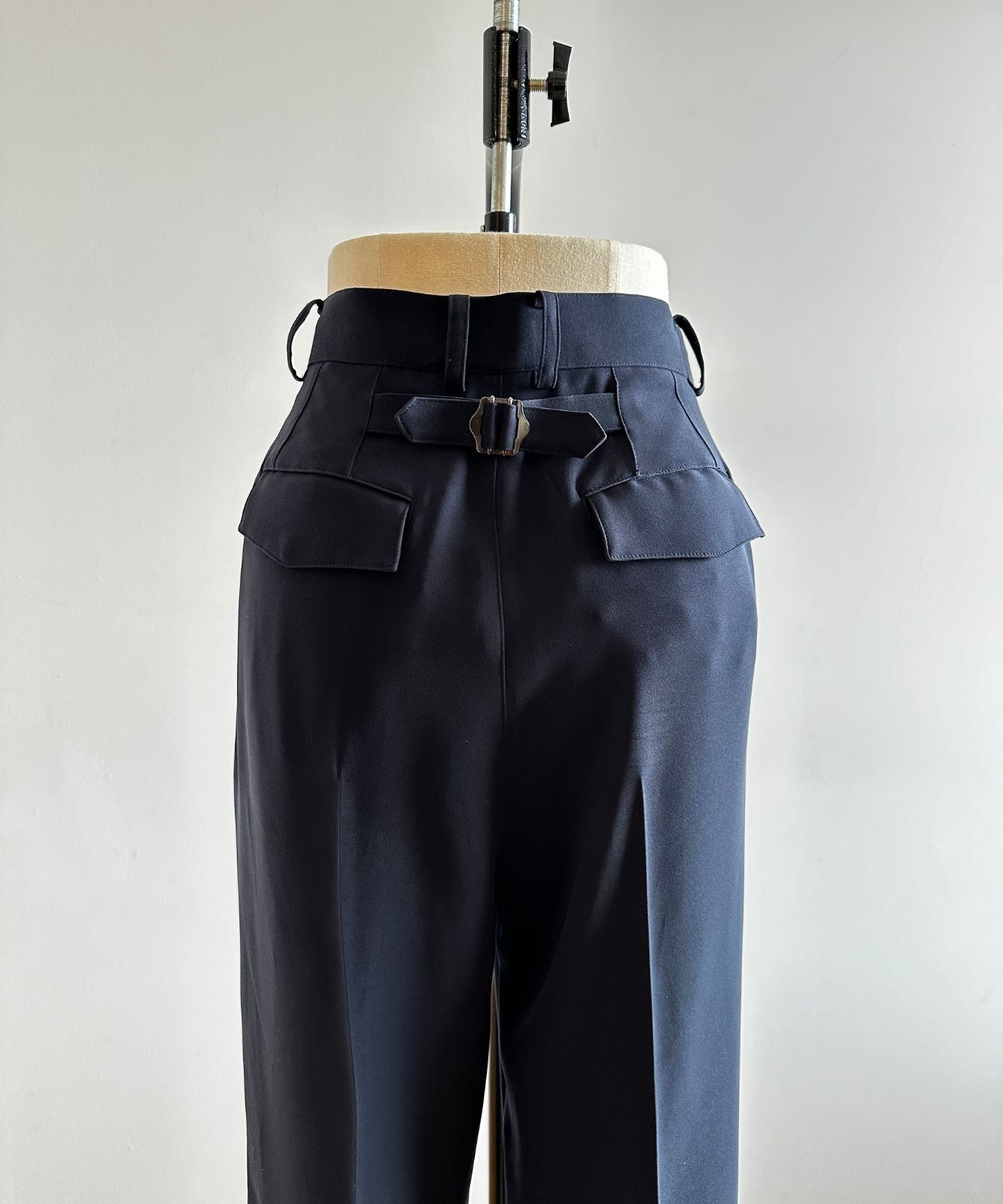 ≪在庫販売≫toro tuck slacks（トロタックスラックス）- ネイビー