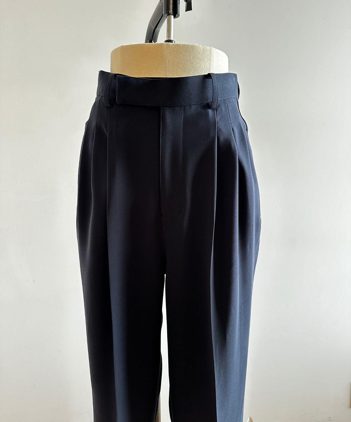 ≪在庫販売≫toro tuck slacks（トロタックスラックス）- ネイビー -