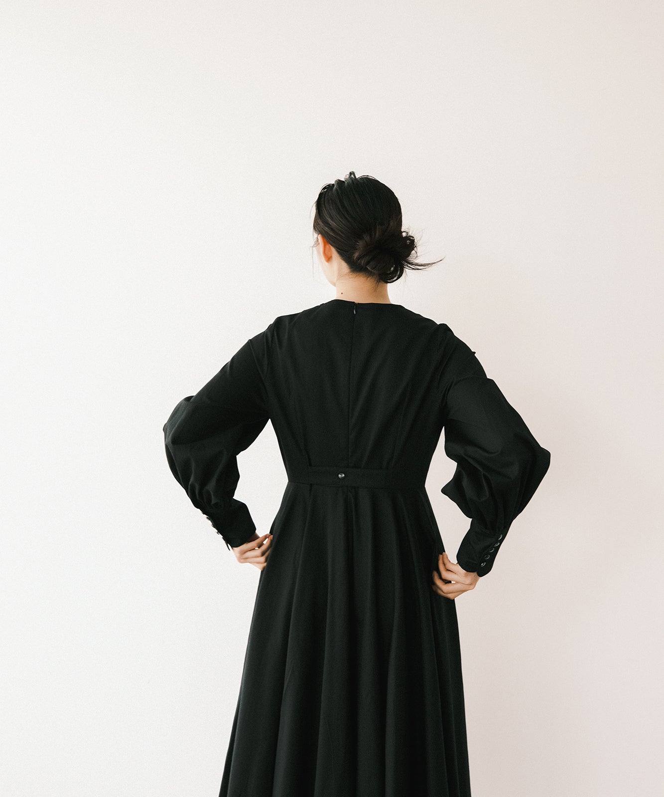 ≪在庫販売≫【THE DRESS #47】 black sode powan  dress（ブラック袖ぽわんドレス）≪2023年10月18日15:00販売開始≫