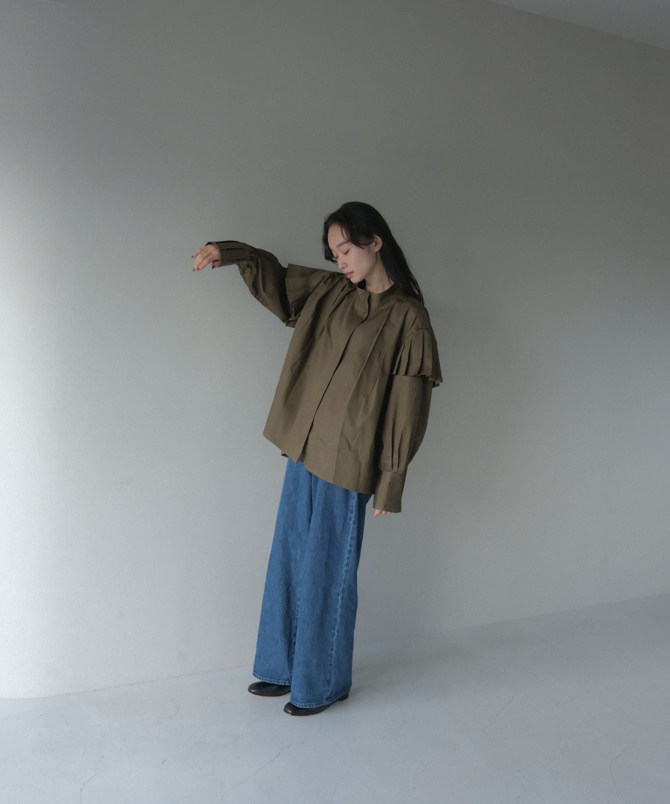 ≪在庫販売≫slub broken twill tuck blouse（スラブブロークンツイル ...ホワイト 10750円