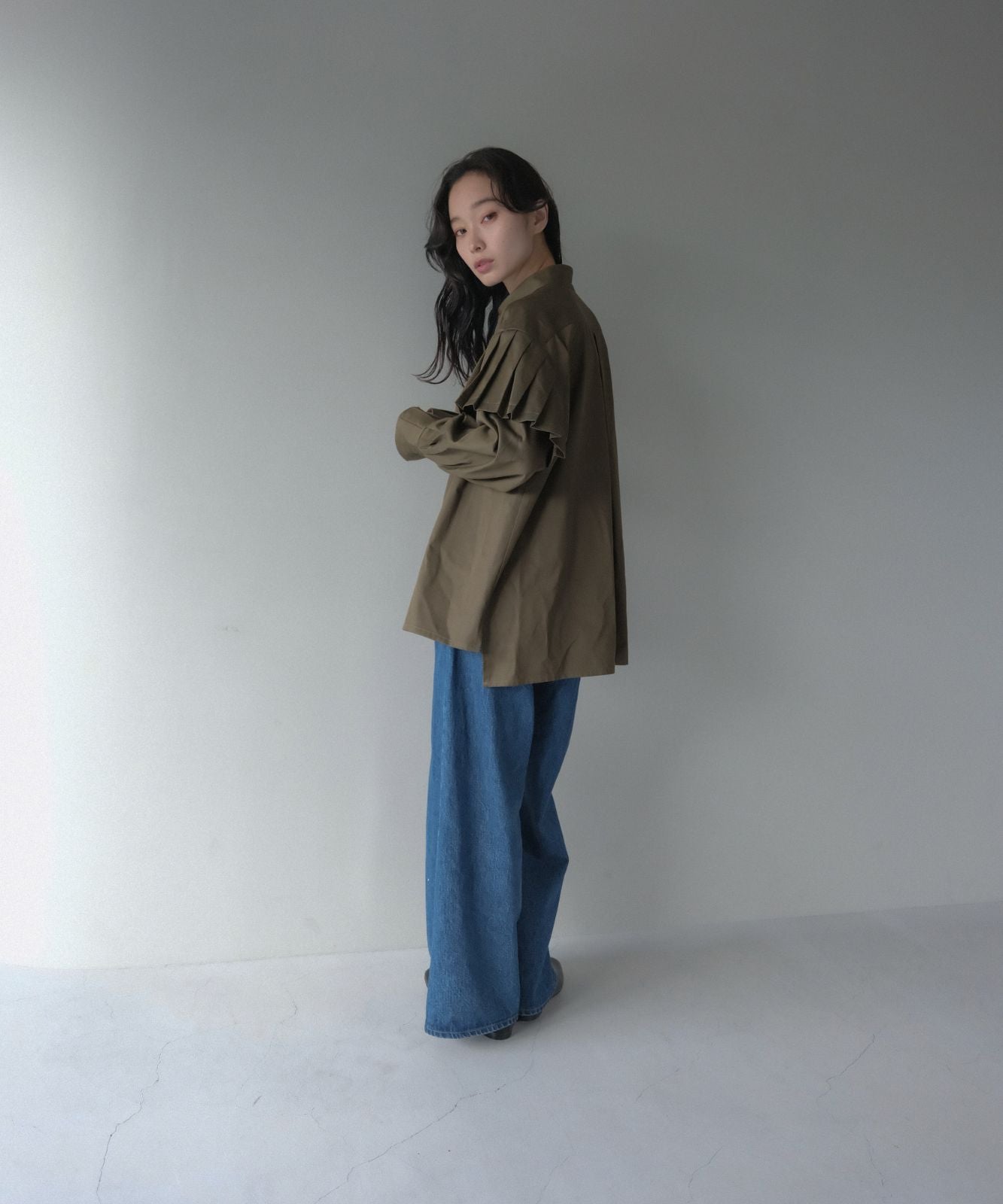 ≪在庫販売≫slub broken twill tuck blouse（スラブブロークンツイルタックブラウス）