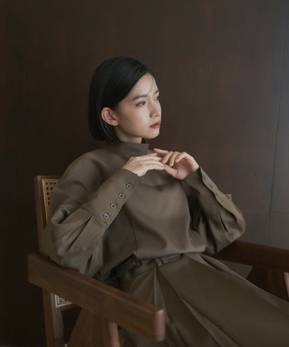≪予約販売≫high neck twill chambray blouse（ハイネックツイルシャンブレーブラウス）≪2023年7月24日21:00販売開始≫≪2023年11月上旬発送予定≫