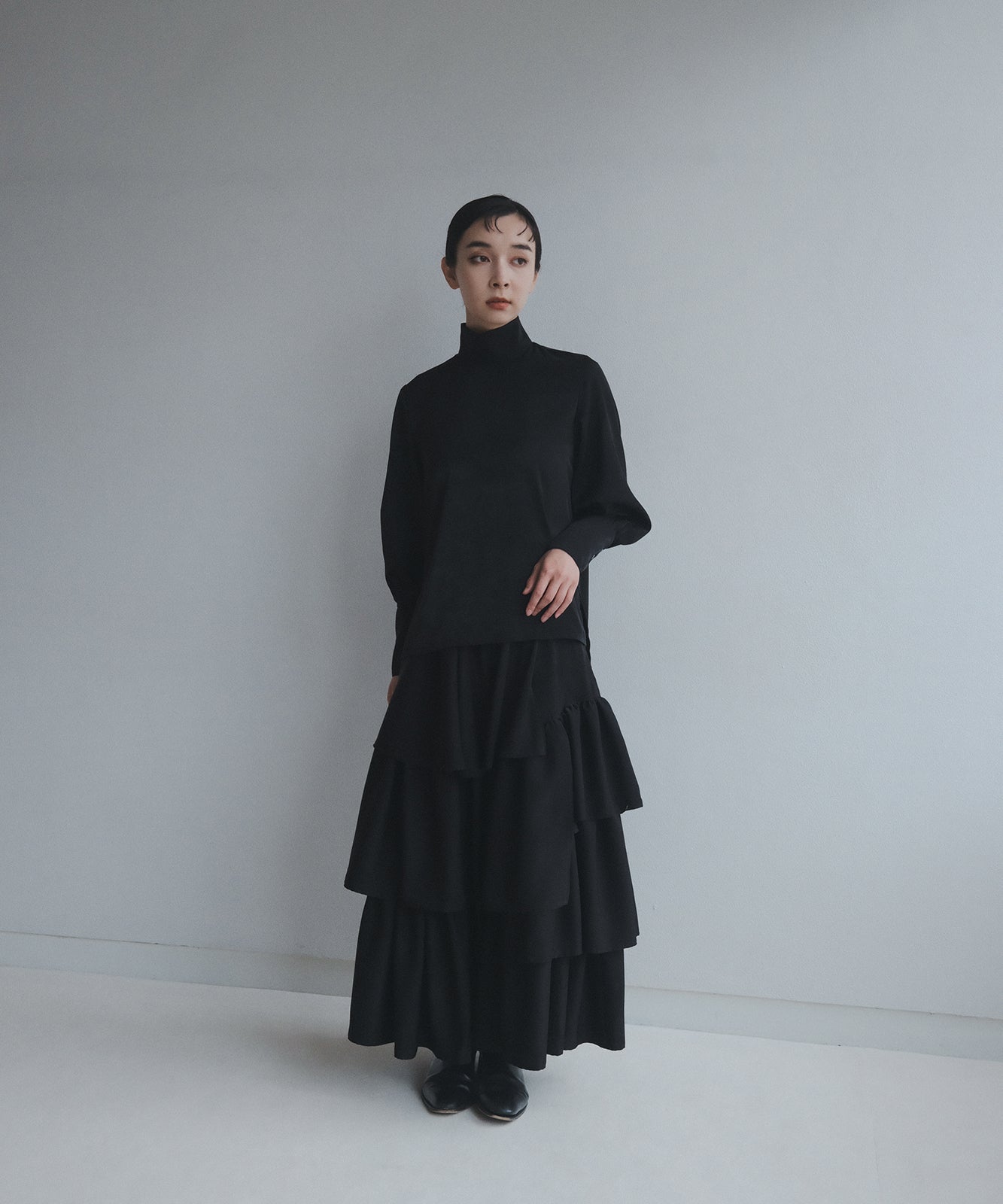 ≪在庫販売≫black satin volume tiered skirt（ブラックサテン