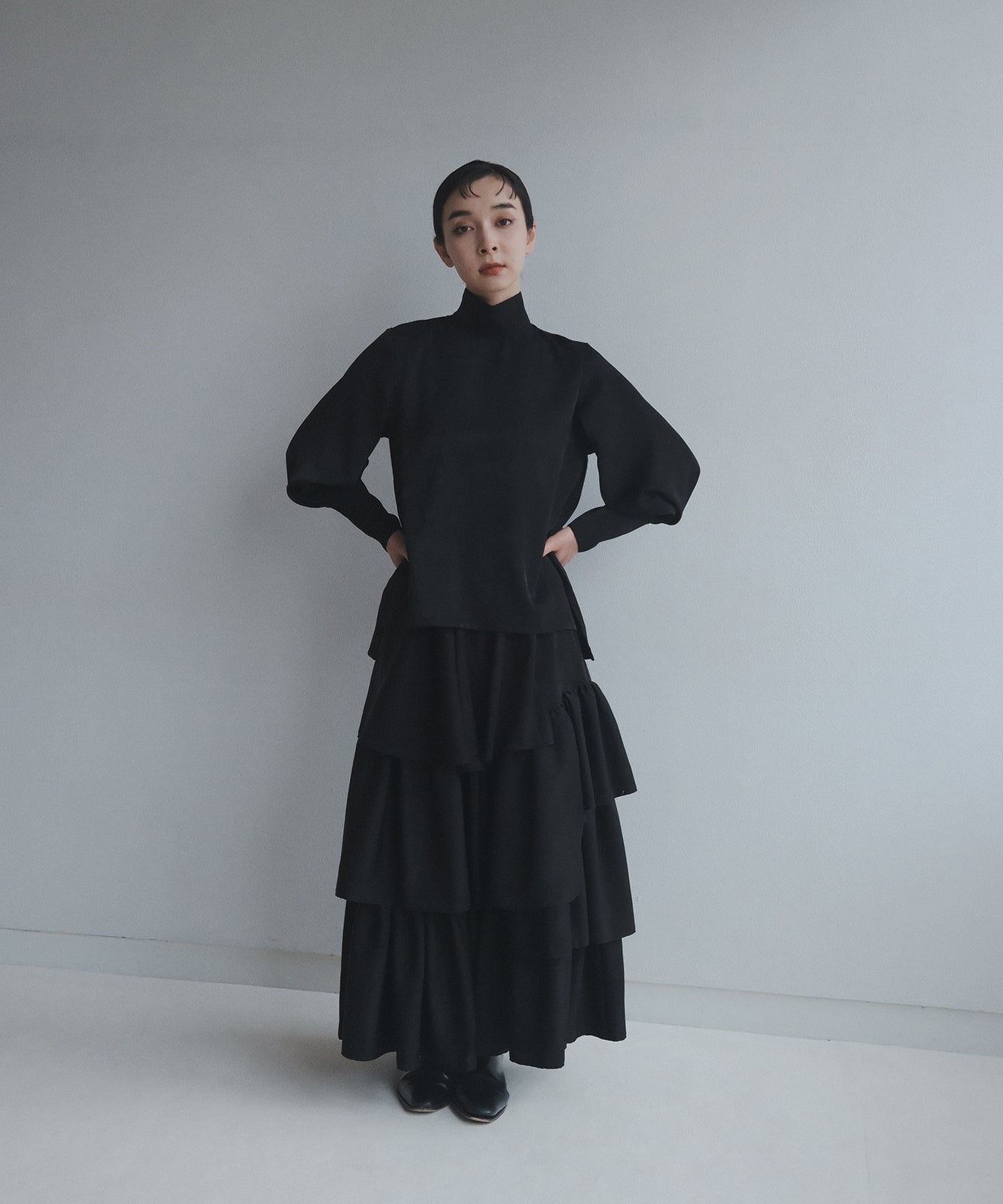 ≪在庫販売≫black satin volume tiered skirt（ブラックサテン 