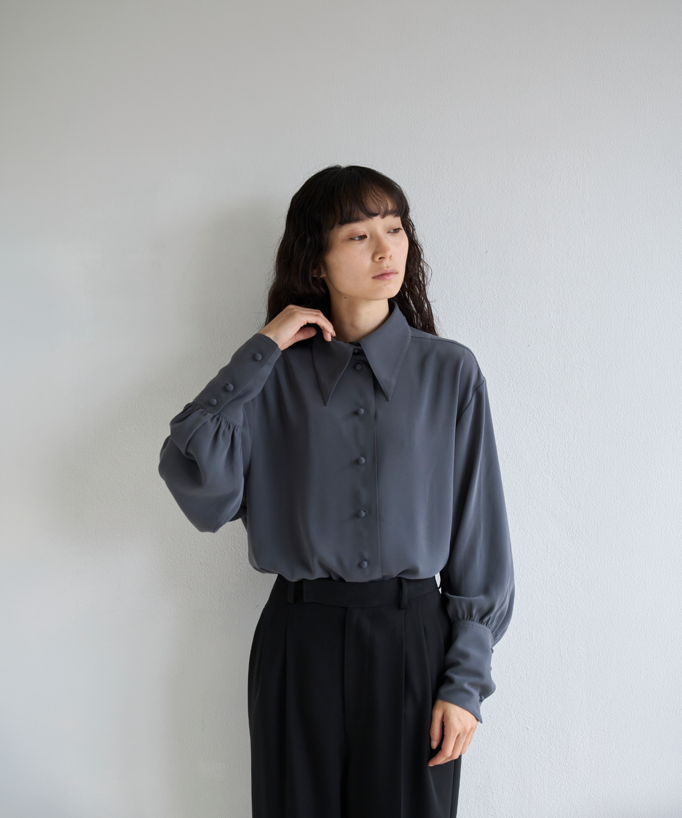 ≪通常販売≫classical easy satin blouse （クラシカルイージーサテンブラウス）≪2026年8月17日12:00販売開始≫