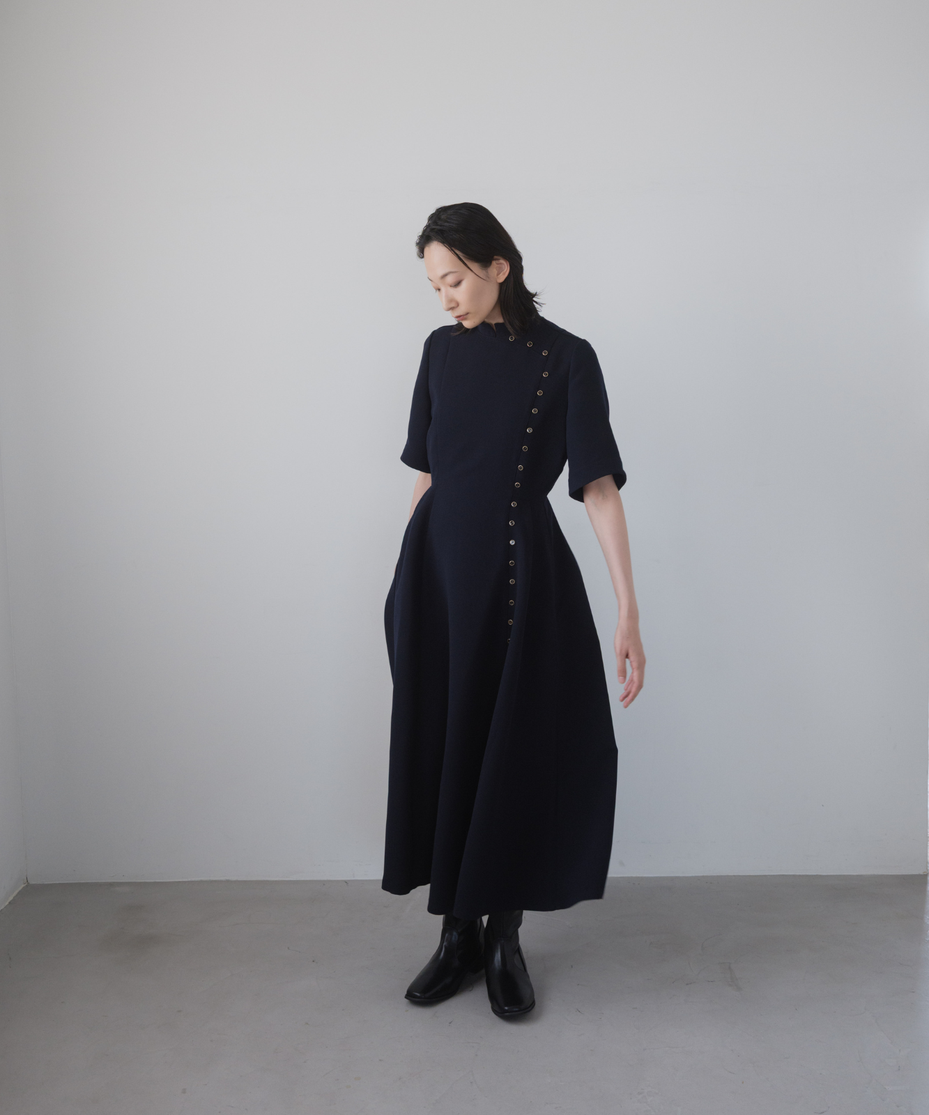 美品　M　foufou dress 18 ビッグカラーブラックボタンドレス THE DRESS #18】珍しくタイトめなドレス、金縁ブラックボタンが