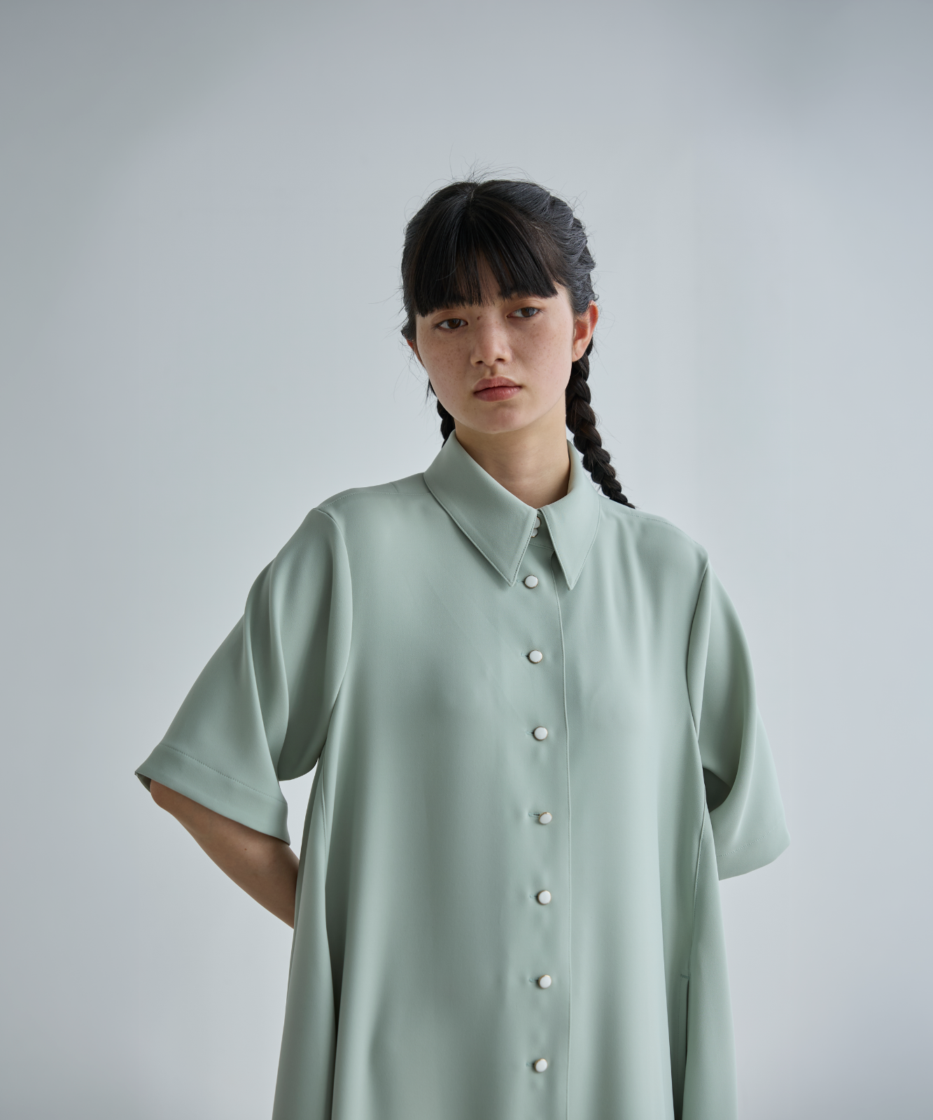 香港デザイナー ミルキーグリーンのアクセント 高級シルクふんわりおりぼんシャツ リブドッキングシアーシャツ｜グリーンパークスの通販｜&mall（アンド
