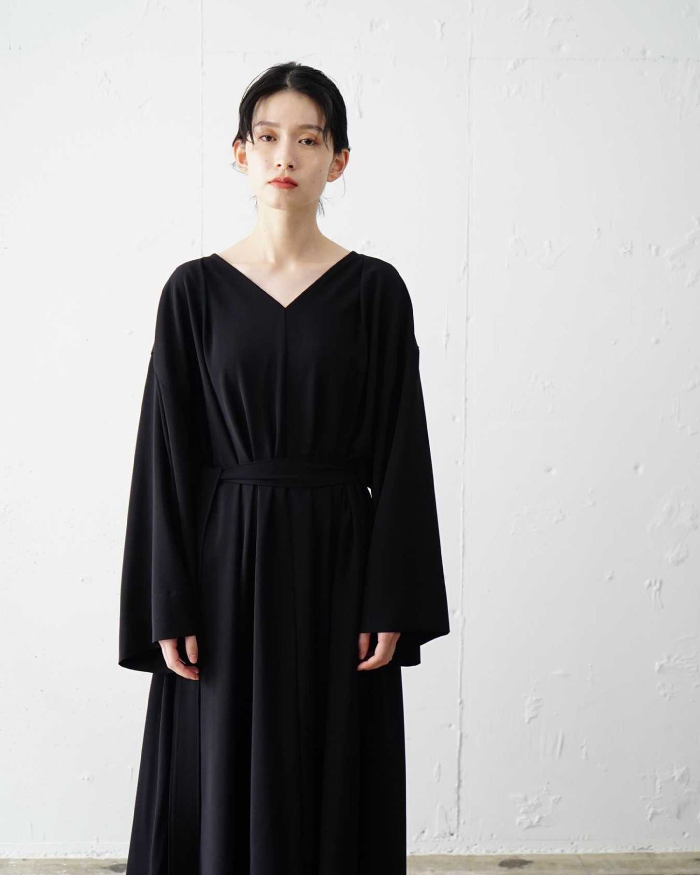 ≪予約販売≫【THE DRESS #07】drape v neck dress （ドレープVネックドレス）≪2023年4月21日13:00販売開始≫≪2023年7月14日発送予定≫