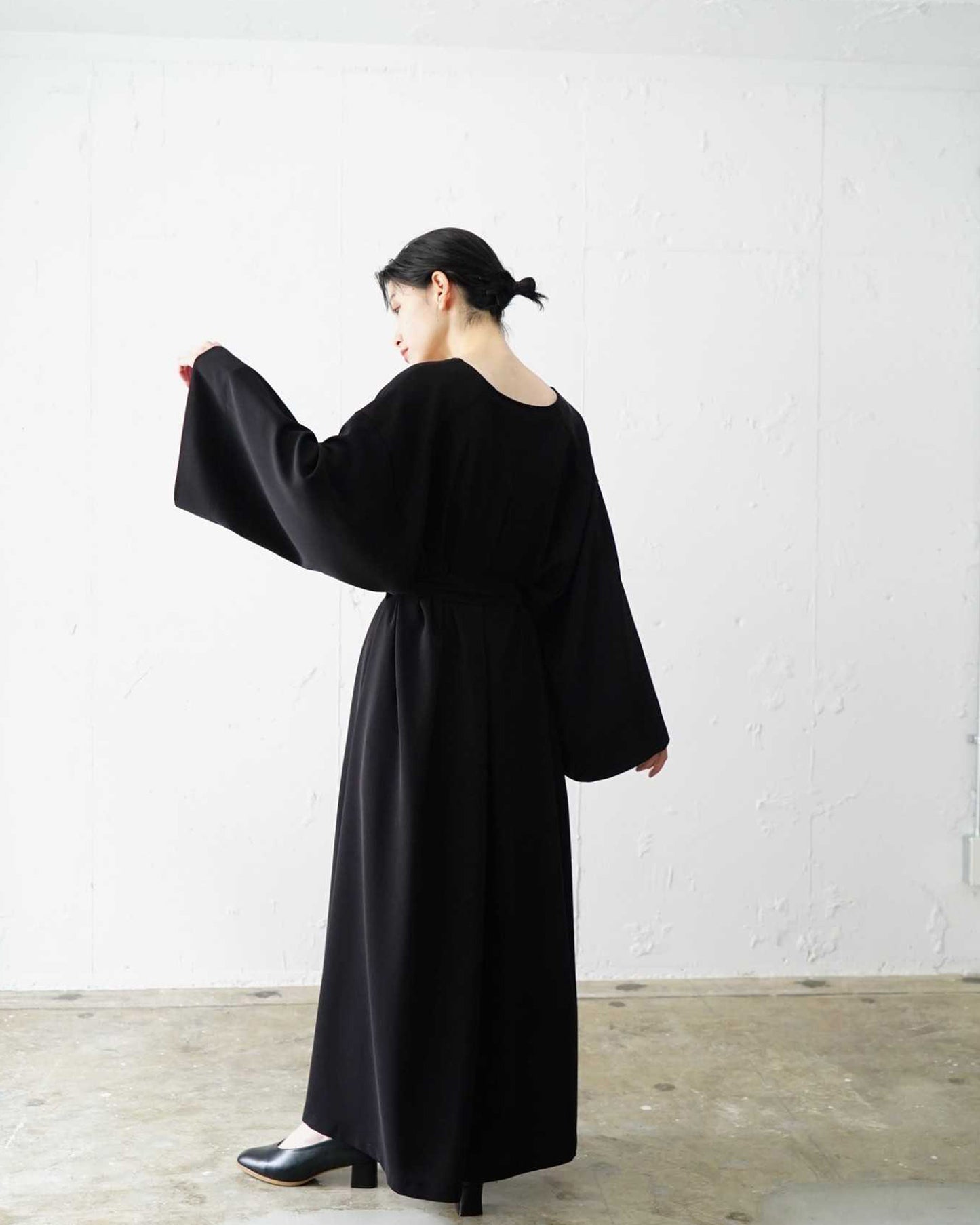 ≪予約販売≫【THE DRESS #07】drape v neck dress （ドレープVネックドレス）≪2023年4月21日13:00販売開始≫≪2023年7月14日発送予定≫