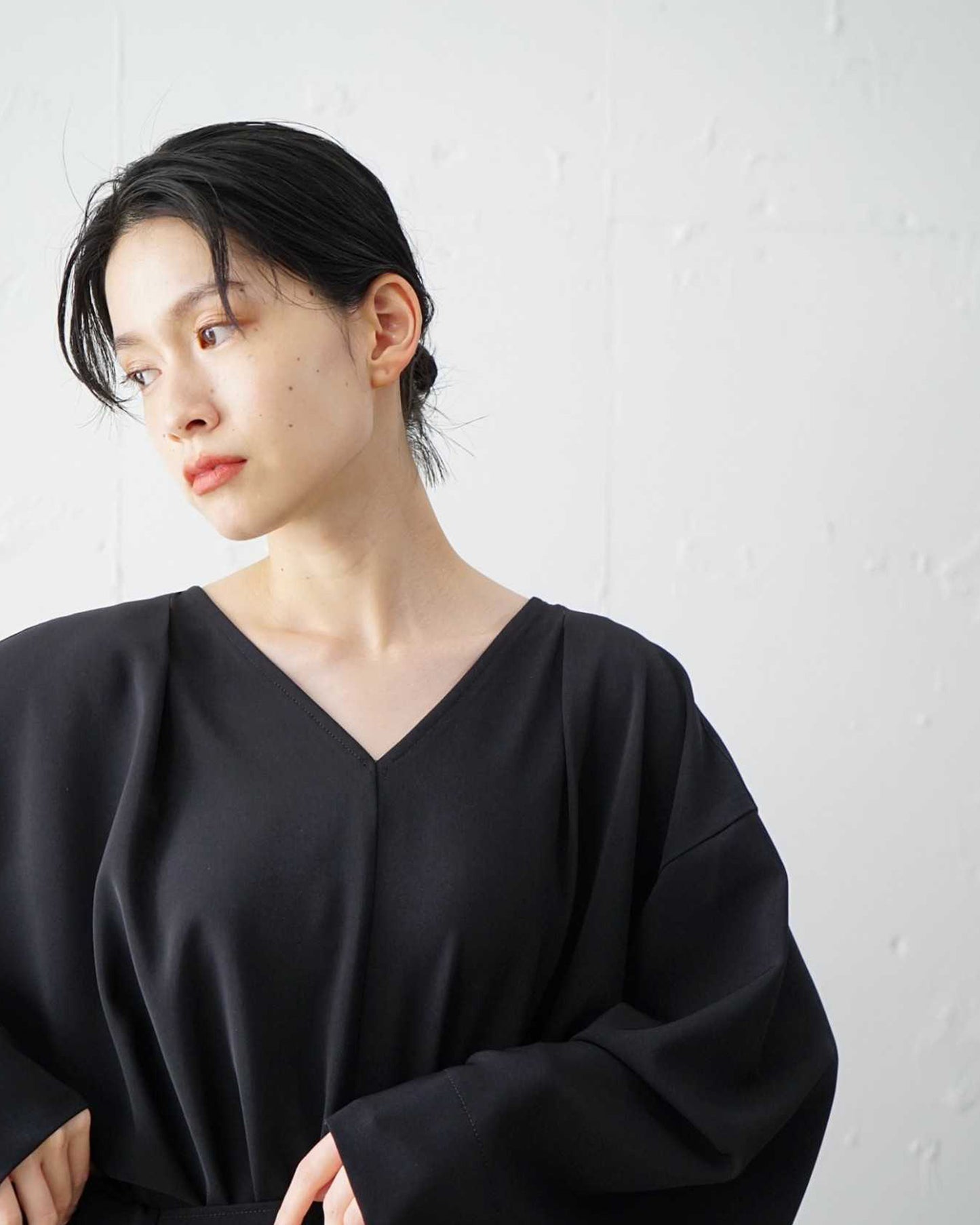 ≪予約販売≫【THE DRESS #07】drape v neck dress （ドレープVネックドレス）≪2023年4月21日13:00販売開始≫≪2023年7月14日発送予定≫